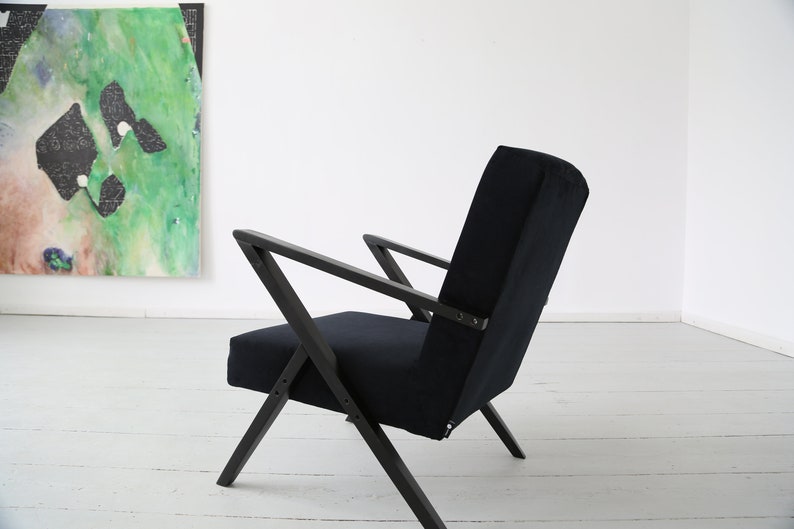 Fauteuil polonais original du milieu du siècle des années 60 en velours noir et cadre en bois noir image 2