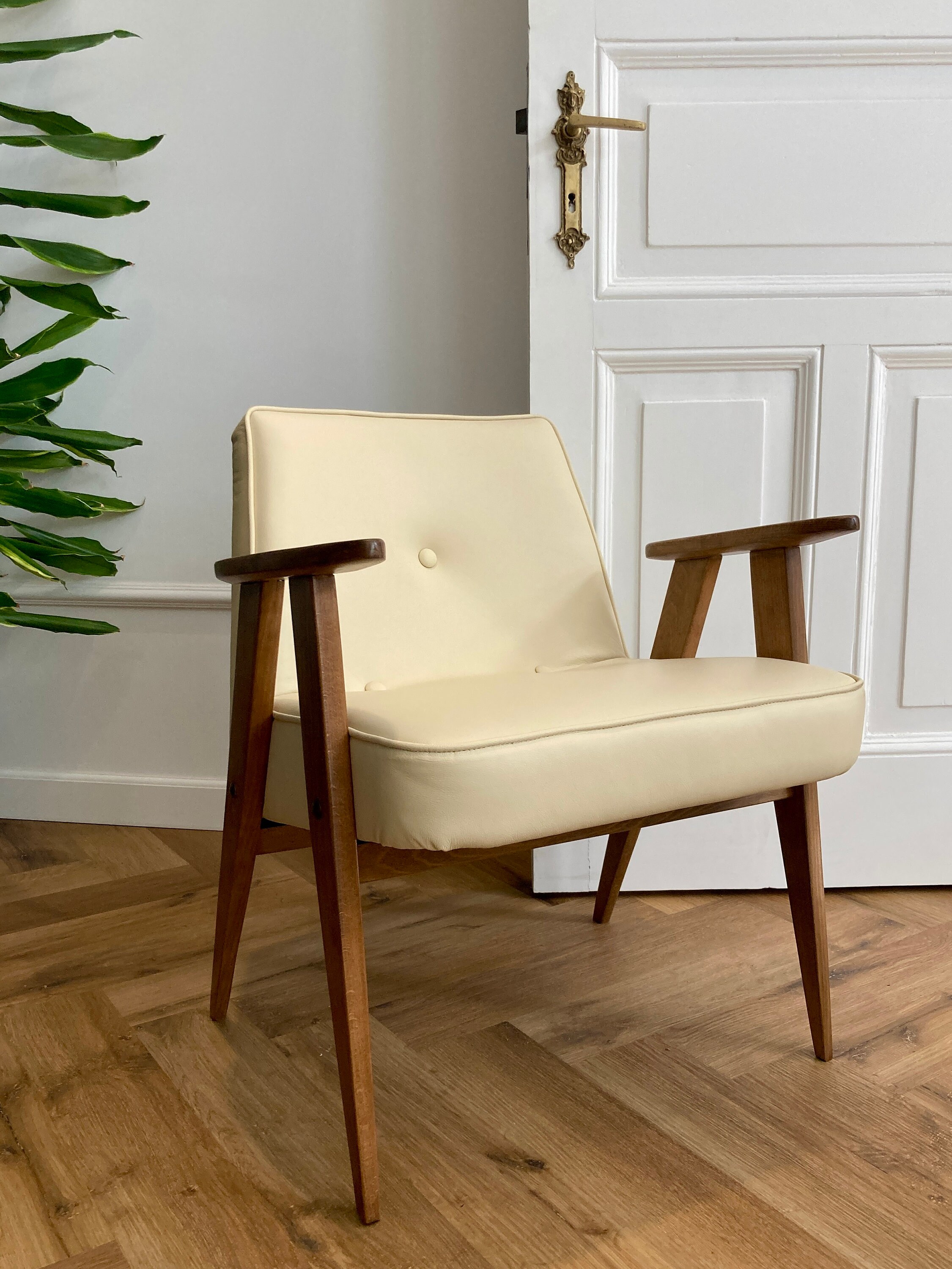 Chaise 366 Originale Des Années 1960 Recouverte De Cuir Italien Véritable. Conçu Par J. Chierowski