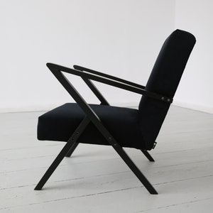 Fauteuil polonais original du milieu du siècle des années 60 en velours noir et cadre en bois noir image 3