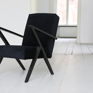 Fauteuil polonais original du milieu du siècle des années 60 en velours noir et cadre en bois noir image 1