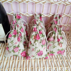 Paquet de 50 sacs cadeaux pour fête de mariage, sacs cadeaux pour baby shower, taille 4 x 6 pouces sacs à cordon rose, sacs en lin et coton, sacs de fleurs séchées