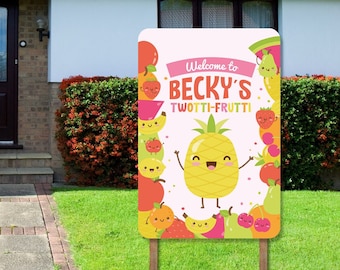 Könnte beinhalten: Ein rosafarbenes und weißes Willkommenszeichen mit Ananas- und Fruchtmotiven. Das Schild lautet "Willkommen bei Beckys Twotti-Frutti".