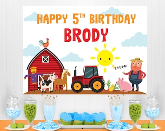Puede incluir: Un telón de fondo de fiesta de cumpleaños con temática de granja con un granero rojo, un tractor, un espantapájaros, una vaca, un caballo, un cerdo, un granjero y un sol. El telón de fondo dice "Happy 5th Birthday Brody".