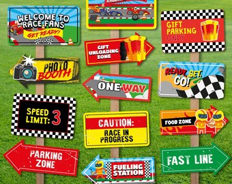 Puede incluir: Un conjunto de 12 carteles de fiesta con temática de coches de carreras en colores rojo, amarillo, azul, verde y negro. Los carteles presentan frases como "Bienvenido a los fanáticos de las carreras", "Fotomatón", "Límite de velocidad: 3", "Zona de estacionamiento", "Estación de servicio", "Carril rápido", "Estacionamiento de regalos", "¡Listos, listos, ya!" y "Precaución: Carrera en progreso".