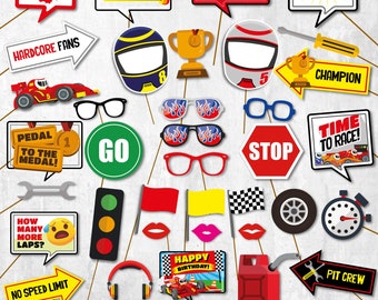 Puede incluir: Un conjunto de 20 accesorios coloridos para cabina de fotos con temática de carreras. Los accesorios incluyen una bandera a cuadros, una señal de alto, un trofeo, una lata de gasolina, una llave inglesa, un volante, un coche de carreras, un par de gafas de sol, un par de gafas, un casco, un semáforo, un conjunto de labios, un globo de diálogo con el texto "¡Vroom, Vroom!" y un globo de diálogo con el texto "¡Feliz cumpleaños!"