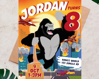Op de afbeelding: Een verjaardagsuitnodiging met een cartoon King Kong in een stadsscenario. De uitnodiging is voor Jordans 8e verjaardag. De tekst luidt "UNLEASH YOUR INNER KONG AND STOMP ON OVER AS JORDAN TURNS 8", "KONG'S WORLD 123 JUNGLE RD", "9 OCT 1-3PM", en "RSVP TO MAMA LEIGH 123-456-7890".