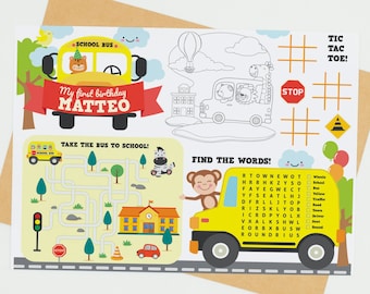 Puede incluir: Una hoja de actividades imprimible para la fiesta de primer cumpleaños de un niño. La hoja presenta un autobús escolar amarillo con las palabras "Mi primer cumpleaños Matteo". Hay tres actividades en la hoja: un laberinto, una búsqueda de palabras y un juego de tres en raya.