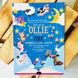 Op de afbeelding: Een blauwe en gele uitnodiging voor een eerste verjaardagsfeestje voor een jongen genaamd Ollie. De uitnodiging toont een boek met een kasteel en verschillende dieren, waaronder een kat, een hond, een schaap, een koe, een spin, een gans en een laars. De tekst op de uitnodiging luidt "Doe mee met ons terwijl Ollie zijn eerste verjaardag viert. 14 oktober | 15:00 - 17:00 uur. Ollie's Crib 123 Henderson Street, City State 1234. RSVP aan: MAMA LISA 123-456-7890."