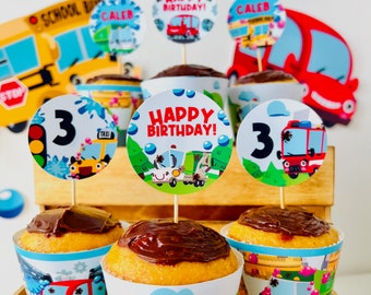 Puede incluir: Un conjunto de adornos para cupcakes con temática de coches de dibujos animados. Los adornos incluyen un coche con las palabras "¡Feliz cumpleaños!" y un coche con el número "3". Los adornos son perfectos para una fiesta de cumpleaños.
