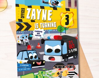 Könnte beinhalten: Eine Geburtstagseinladung für einen Jungen namens Zayne, der 3 Jahre alt wird. Die Einladung zeigt ein Polizeiauto, einen Hubschrauber und einen Polizisten aus dem Cartoon. Der Text auf der Einladung lautet "Offizier Zayne wird 3, alle Einheiten werden gerufen, 21. Oktober 15:00-17:00 Uhr".