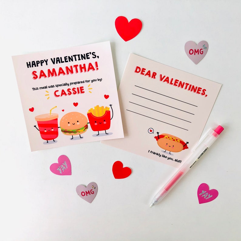 Pu&ograve; includere: Biglietti di San Valentino con illustrazioni di cibo a fumetti e il testo "Happy Valentine's, Samantha!" e "Dear Valentines,". Include adesivi a forma di cuore e una penna. I biglietti presentano una bevanda, un hamburger, patatine fritte e un hot dog.