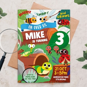 Può includere: Un invito di compleanno colorato per un bambino che compie tre anni. L'invito presenta un numero tre verde, uno striscione blu con il testo "On Over As Mike Is Turning", e illustrazioni di insetti, tra cui un'ape, una coccinella, un bruco e una formica. Il testo "Buzz, Hop, and Crawl" è in cima all'invito. La data e l'ora della festa sono indicate come "21 Oct 3-5pm" e la posizione è "Henderson Park 5th Avenue".