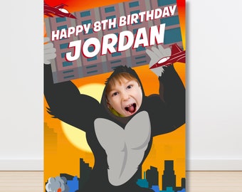 Op de afbeelding: Een fotobooth-rekwisiet met een cartoon-gorilla die een bord vasthoudt met de tekst "Happy 8th Birthday JORDAN". De gorilla heeft een gat uitgesneden voor een gezicht, en er zijn rode vliegtuigen op de achtergrond.