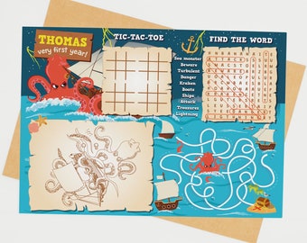 Könnte beinhalten: Ein ausdruckbares Aktivitätsblatt für Kinder mit Piratenthema. Das Blatt enthält ein Tic-Tac-Toe-Spiel, ein Suchwort und ein Labyrinth. Das Blatt ist mit einem Kraken, einem Schiff und einer Schatztruhe verziert.