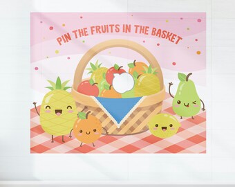 Könnte beinhalten: Ein rosa-weißer Hintergrund mit einem Obstkorb und einer rot-weiß karierten Tischdecke. Der Text "Pin the Fruits in the Basket" befindet sich oben im Bild. Es gibt vier Cartoon-Früchte: eine Ananas, eine Orange, eine Zitrone und eine Birne.