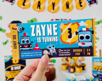 Könnte beinhalten: Eine blaue und gelbe Ticket-Einladung zu einer Geburtstagsfeier. Das Ticket lautet "Zayne wird 3" und enthält Datum und Uhrzeit der Feier. Das Ticket ist mit einem Cartoon-Polizeiauto und einem Stern verziert.
