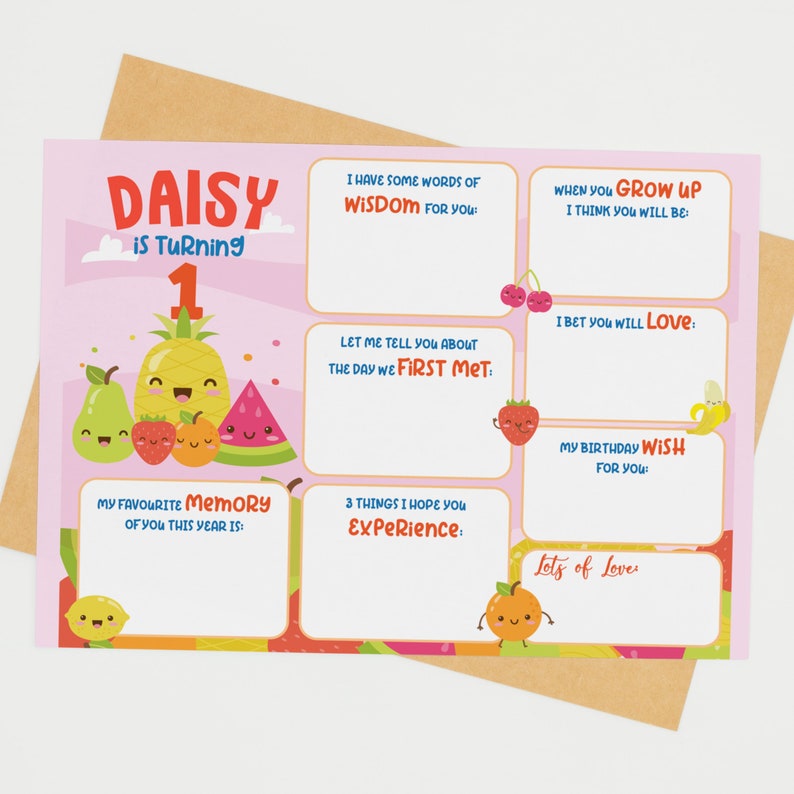 K&ouml;nnte beinhalten: Eine rosa und wei&szlig;e druckbare Geburtstagskarte mit einem Frucht-Motiv. Die Karte sagt "Daisy wird 1" und hat Platz zum Schreiben &uuml;ber Erinnerungen, W&uuml;nsche und Weisheit.