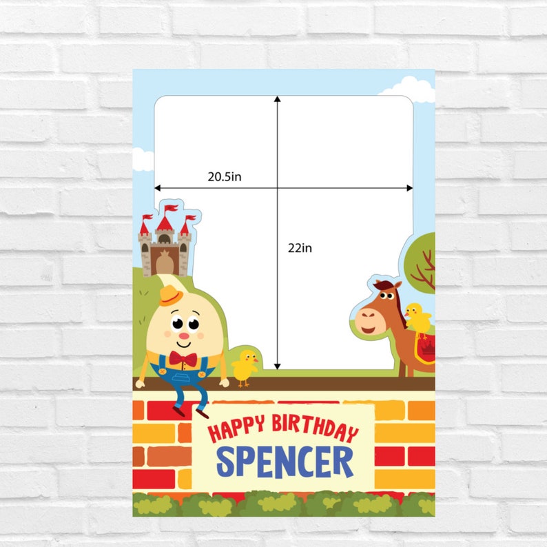 Może przedstawiać: Kolorowy rekwizyt do fotobudki z niebieskim tłem nieba, z wycięciem 52 x 56 cm. Projekt zawiera Humpty Dumpty, konia, zamek i tekst "HAPPY BIRTHDAY SPENCER".