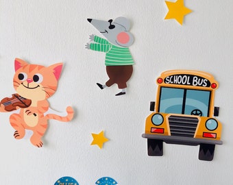 Könnte beinhalten: Ein Set aus bunten Papierschnitten mit einer Geige spielenden Katze, einer Maus mit Sonnenbrille, einem gelben Schulbus und zwei gelben Sternen. Die Ausschnitte befinden sich auf weißem Hintergrund. Die Ausschnitte sind Teil eines Partydekorationssatzes.