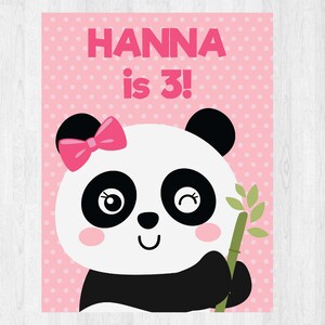 Op de afbeelding: Een roze en witte pandabeer met een roze strik op zijn kop en een groene bamboestok in zijn poot. De achtergrond is roze met witte stippen. De tekst "HANNA is 3!" staat in het zwart bovenaan de afbeelding.