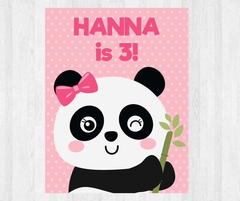 Op de afbeelding: Een roze en witte pandabeer met een roze strik op zijn kop en een groene bamboestok in zijn poot. De achtergrond is roze met witte stippen. De tekst "HANNA is 3!" staat in het zwart bovenaan de afbeelding.