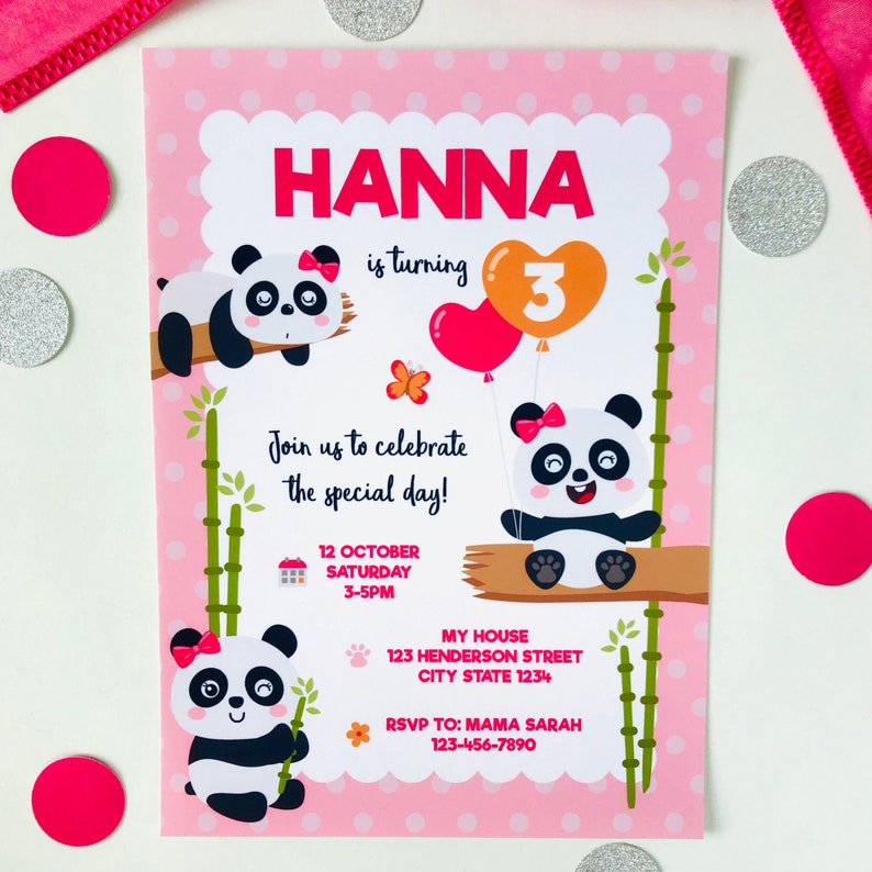 Op de afbeelding: Roze verjaardagsuitnodiging met pandaberen en de tekst "HANNA wordt 3". De uitnodiging bevat details voor het feest, inclusief de datum, tijd en locatie.