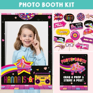 Può includere: Accessori per foto booth a tema pattinaggio a rotelle per una festa. Gli accessori includono un cartello che dice "Buon compleanno Hanna!" e un cartello che dice "Questo è come rotolo". Ci sono anche diversi altri cartelli con frasi a tema pattinaggio a rotelle.