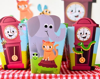 Può includere: Set di quattro scatole per feste colorate con animali dei cartoni animati e orologi. Le scatole sono decorate con un elefante, un gatto, una tartaruga e un serpente. Ogni scatola ha uno schema di colori diverso e presenta un quadrante dell'orologio con un animale diverso.