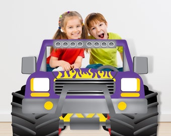 Può includere: Sagoma di cabina fotografica a forma di monster truck viola con due bambini che posano all'interno. Il camion ha fari gialli, una griglia nera e fiamme sul cofano.