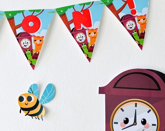 Può includere: Un set di bandiere per feste colorate con un designo di gatto e orologio. Le bandiere recitano "It's On!" e presentano colori verde, rosso, giallo e blu.