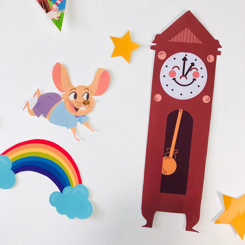 K&ouml;nnte beinhalten: Eine rote und braune Standuhr mit einem wei&szlig;en Zifferblatt und schwarzen Zeigern. Die Uhr hat ein l&auml;chelndes Gesicht und ein Pendel. Ein Regenbogen, eine Maus und ein gelber Stern sind ebenfalls auf dem Bild zu sehen.