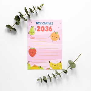 K&ouml;nnte beinhalten: Rosa Zeitkapsel-Karte mit einem Obst-Motiv. Die Karte hat einen Titel, der "Time Capsule 2036" lautet. Es gibt Zeilen zum Schreiben und einen Platz f&uuml;r einen Namen oben und einen Platz f&uuml;r eine Unterschrift unten.