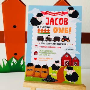 Może przedstawiać: Błękitna i biała karta z zaproszeniem z ilustracją czarnej owcy. Tekst na karcie brzmi: "BAA-BAA BLACK SHEEP JACOB IS TURNING ONE! COME JOIN US FOR SOME FUN! 12 OCTOBER. SATURDAY. 3-5PM JACOB'S BARNYARD 123 HENDERSON STREET CITY STATE 1234 RSVP TO: MAMA JO 123-456-7890"