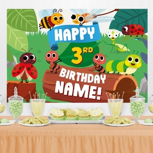 Könnte beinhalten: Ein grünes, braunes und rotes Geburtstagsbanner mit einer Cartoon-Marienkäfer, Raupe und Ameisen. Das Banner lautet "Happy 3rd Birthday NAME!"