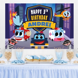 Puede incluir: Una pancarta de cumpleaños azul y amarilla con el texto "Happy 3rd Birthday Andrei" e imágenes de un coche de policía, un camión de bomberos, una ambulancia y un helicóptero. La pancarta está decorada con un horizonte de ciudad y personajes de dibujos animados.