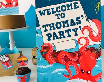 Könnte beinhalten: Ein blaues und weißes Schild mit dem Text "Willkommen zur Party von Thomas" in blauer und weißer Schrift. Das Schild ist mit einem roten Kraken verziert, der ein Schiff in seinen Tentakeln hält. Der Krake hat einen bedrohlichen Ausdruck.