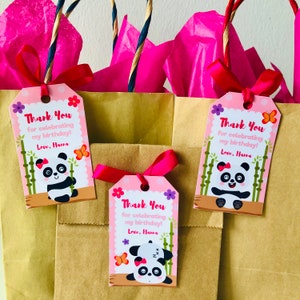Op de afbeelding: Drie roze en witte cadeaulabels met pandaberen en bamboe. De labels zeggen "Bedankt voor het vieren van mijn verjaardag! Liefs, Hana".