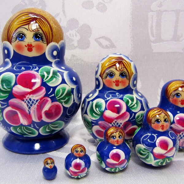 Russian Matryoshka–7 pieces, Nesting dolls, Wooden  babushka. Russian folk art, hand-made. Poupée russe matriochka.