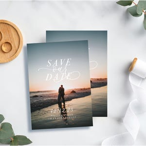 写真の白いテキスト付き Save the Date、Save Our Date 付きのプレミアム カード ストック写真招待状