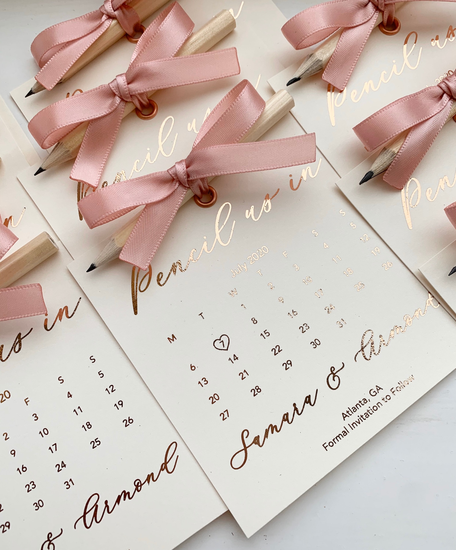Hochzeitseinladung mit rosa Schleife