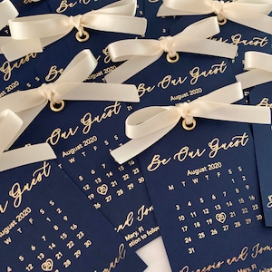 Etiqueta de reserva de data com efeito frustrado | Convite de casamento com efeito frustrado | Proposta de madrinha | Reserva de data de casamento com calendário | Convite para convidados Be Out | Dourado