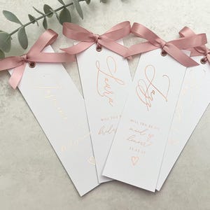 La demoiselle d'honneur sera-t-elle carte de vœux | Serez-vous ma demoiselle d'honneur | Demoiselle d'honneur déjouée | Nom du ruban | Marque-place pour menu | Merci