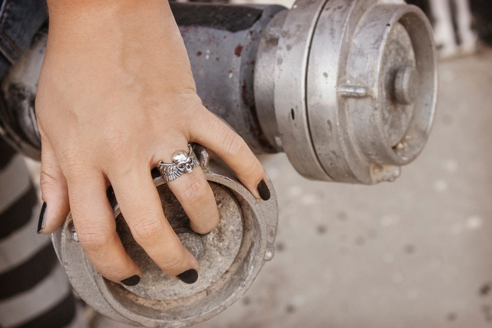 Sterling silver solid skull ring