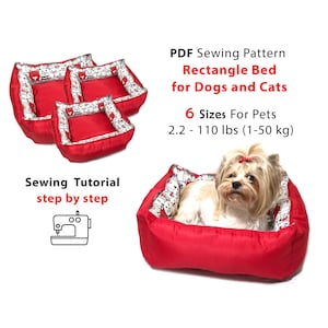Puede incluir: Cama rectangular roja para perros con tela estampada en blanco y negro. La cama se muestra con un perro pequeño dentro. La imagen también muestra un patrón de costura para la cama, con instrucciones para seis tamaños, de 2,2 a 110 libras.