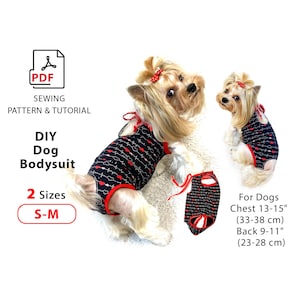 Peut inclure: Patron de couture pour un body de chien à réaliser soi-même, en format PDF. Le patron comprend deux tailles, petit-moyen, et est conçu pour les chiens ayant un tour de poitrine de 33 à 38 cm et une longueur de dos de 23 à 28 cm. Le motif est noir et rouge avec des cœurs.