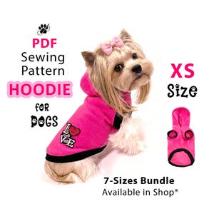 Può includere: Un cane di piccola taglia indossa una felpa con cappuccio rosa acceso con bordo nero e una toppa a forma di cuore con la scritta LOVE. L'immagine include il testo: PDF Sewing Pattern HOODIE for DOGS, XS Size e 7-Sizes Bundle Available in Shop.