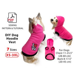 Può includere: Un giubbotto con cappuccio rosa per cani con bordino nero e una toppa a forma di cuore "I Love". Il cappuccio ha un cappuccio con coulisse. Il giubbotto è disponibile in 7 taglie, dalla XS alla 3XL. L'immagine include il testo che dice "DIY Dog Hoodie Vest" e "7 Sizes XS-3XL".