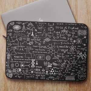 Puede incluir: Funda para portátil negra con un diseño blanco de varias fórmulas científicas, diagramas y símbolos. El diseño incluye fórmulas químicas, ecuaciones matemáticas e ilustraciones anatómicas.