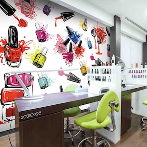 Puede incluir: Una pared blanca con un diseño de esmalte de uñas colorido. El diseño presenta varios frascos de esmalte de uñas en diferentes colores y tamaños. La pared está decorada con salpicaduras de pintura y algunos pinceles de esmalte de uñas. La pared está en un salón de manicura con dos sillas verdes y una mesa blanca.
