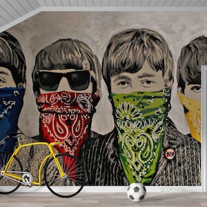 Könnte beinhalten: Wandgemälde mit vier Figuren mit Bandanas in verschiedenen Farben: blau, rot, grün und gelb. Ein gelbes Fahrrad und ein Fußball befinden sich im Vordergrund. Das Wort "WAR" ist auf einem Knopf zu sehen.